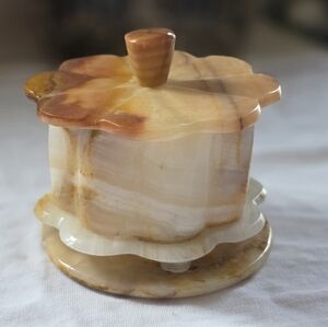 Vintage Onyx Stone Cream & Tan Scalloped Flower Shaped Footed Lidded Trinket Box